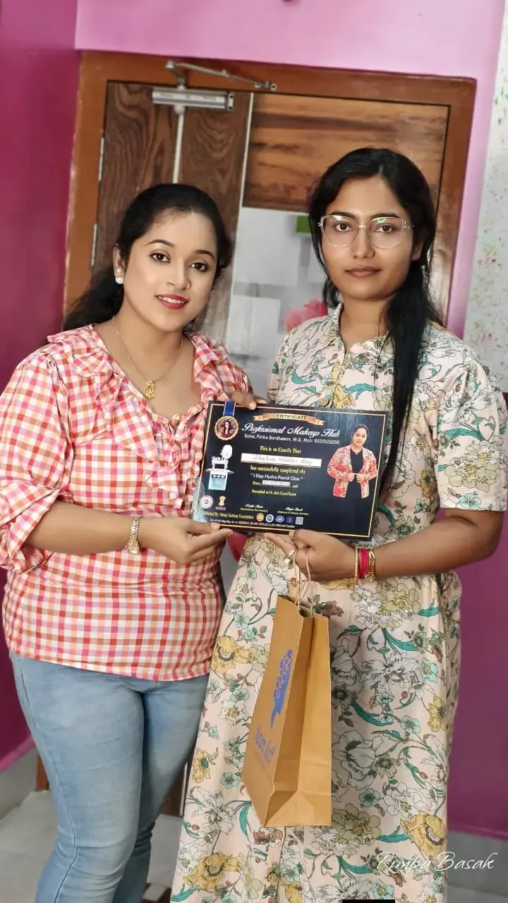 MAKEUP ARTIST